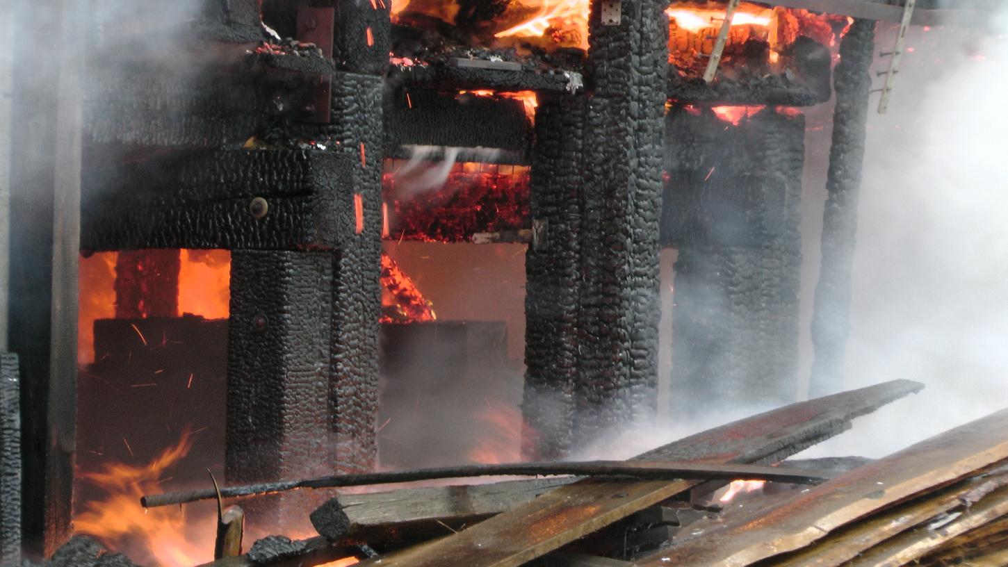 Sägewerk-Lagerhalle bei Burgpreppach geht in Flammen auf