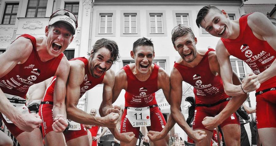 Felix (2.v.re.) und Simon Weiß (Mitte) aus Rednitzhembach holten 2015 erneut den Meistertitel in der 2. Triathlon-Bundesliga mit dem Ejot-Team Buschhütten II. Damit feierten sie bereits die vierte Meisterschaft in Folge mit dem Team.