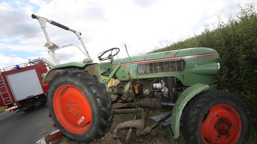 Traktor überschlägt sich bei Lonnerstadt: Von Foodtruck gerammt