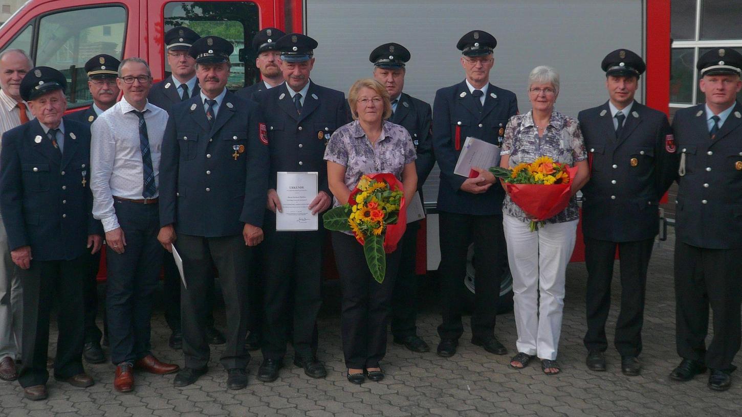 Feuerwehrbild beim Ehrenabend der FF Kottensdorf enthüllt