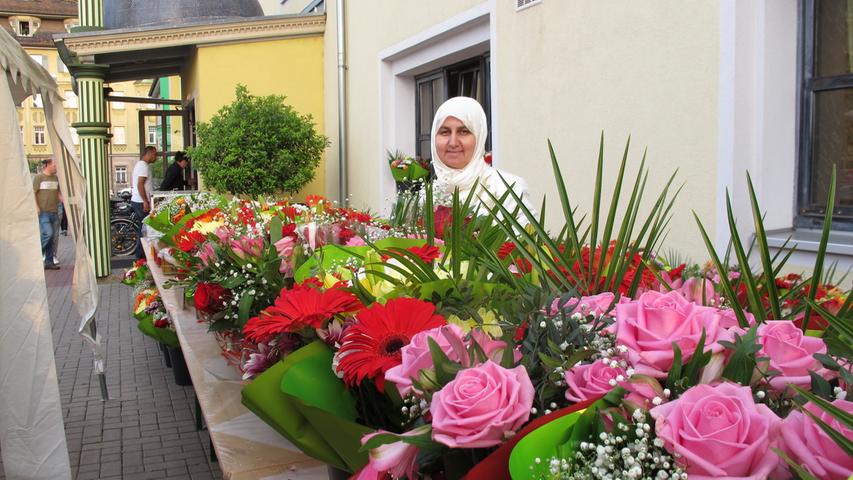 Nach dem Gottesdienst konnten Männer Blumensträuße für ihre Frauen kaufen.
