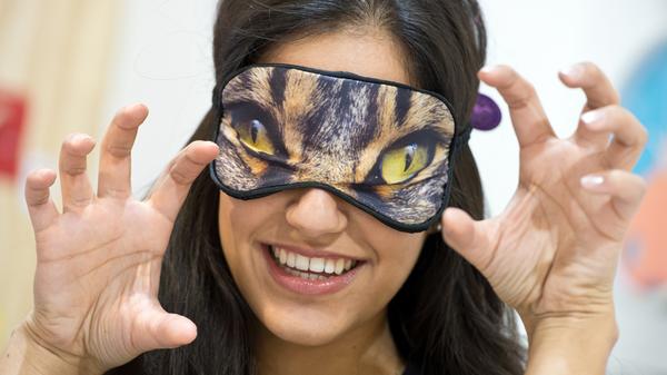 Damit Sie nicht gleich morgens um halb fünf von den ersten Sonnenstrahlen geweckt werden und nicht mehr einschlafen können, helfen Schlafmasken. Wer die Schlafbrille unangenehm findet, sollte den Raum durch Vorhänge oder Tücher verdunkeln.