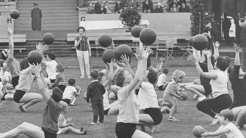 Bei den Nürnberger Sportwochen 1965 zeigt sich die Stadt von ihrer athletischen Seite - Wettkämpfe für jedes Geschlecht und alle Altersklassen. Hier geht es zum Artikel vom 18. Juli 1965: Ehrgeizige beim Volksmarsch.