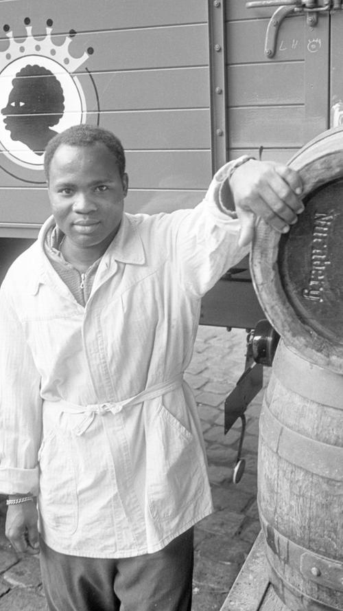 Der junge Togoer Adolphe Nomagnon hat als Lehrling bei der Brauerei Tucher sein erstes Berufsschulzeugnis heimgebracht. Es glänzt vor lauter Einsern.   Hier geht es zum Artikel vom 20. Juli 1965: Bierbrauer statt Weber