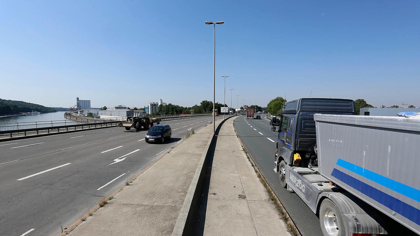Die Brücke in der Hafenstraße, die über den Main-Donau-Kanal und die Tangente führt, hat schon bessere Tage gesehen. Die Brücke in der Hafenstraße, die über den Main-Donau-Kanal und die Tangente führt, hat schon bessere Tage gesehen.