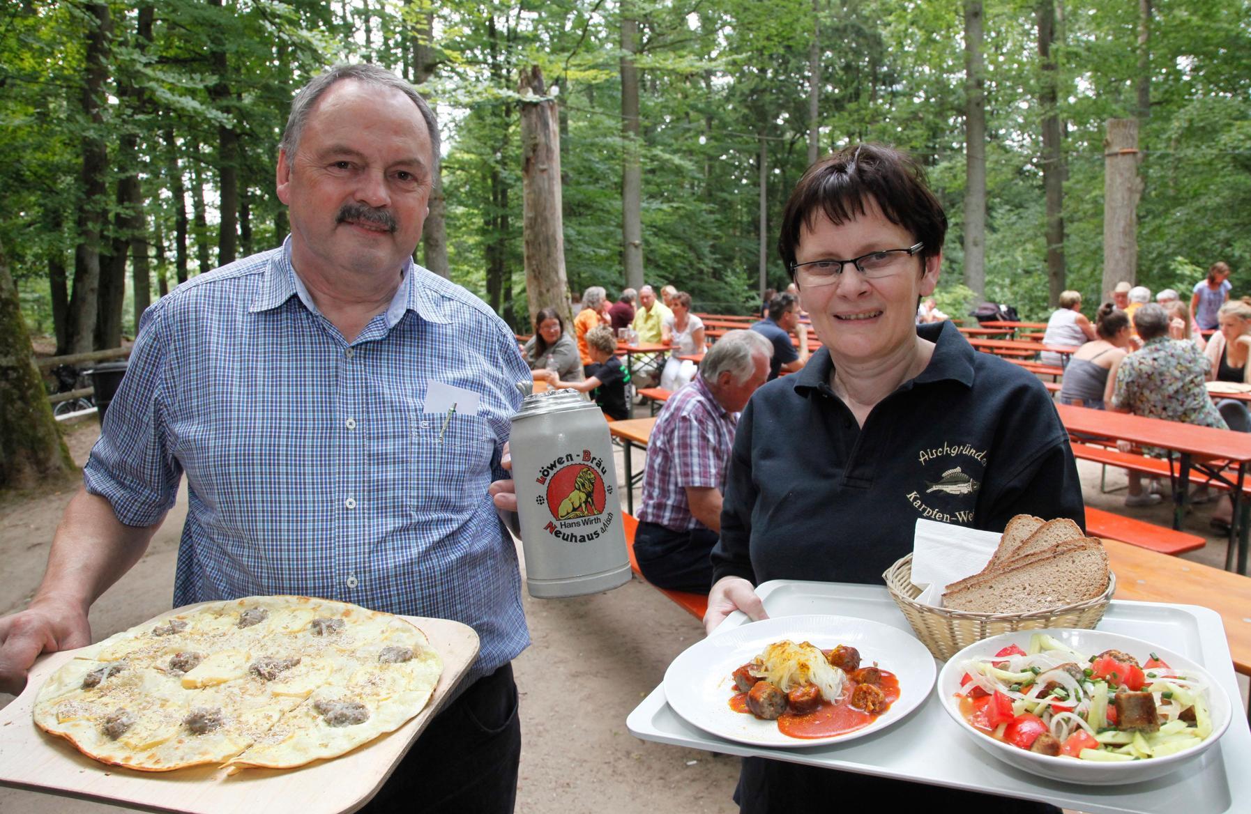 Benno und Monika Wirth präsentieren auf ihrem Löwenbräu-Keller in Neuhaus leckere, eigens kreierte Spezialitäten. www.hotel-zum-loewenbraeu.de/felsenkeller