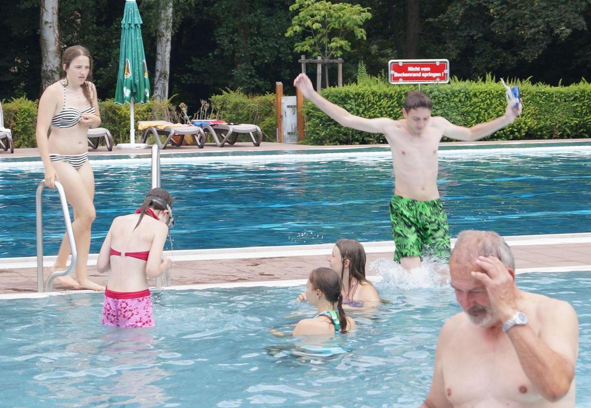 Landkreis Roth: Schwimmmeister reiben sich die Hände