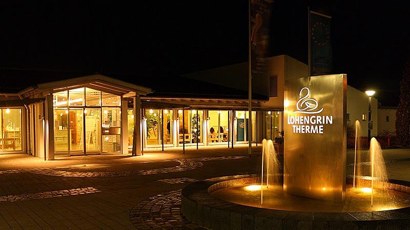 13 Becken mit einer Wasserfläche von insgesamt zirka 1000 Quadratmetern findet man in der Lohengrin Therme in Bayreuth. Auch einen üppigen Saunabereich gibt es. Die Physiotherapie-Abteilung, das In-Balance-Team sowie das Lohengrin Bistro tragen zur Abrundung des Wohlbefindens bei.• Öffnungszeiten und weitere Details auf der Homepage. 13 Becken mit einer Wasserfläche von insgesamt zirka 1000 Quadratmetern findet man in der Lohengrin Therme in Bayreuth. Auch einen üppigen Saunabereich gibt es. Die Physiotherapie-Abteilung, das In-Balance-Team sowie das Lohengrin Bistro tragen zur Abrundung des Wohlbefindens bei.• Öffnungszeiten und weitere Details auf der Homepage.