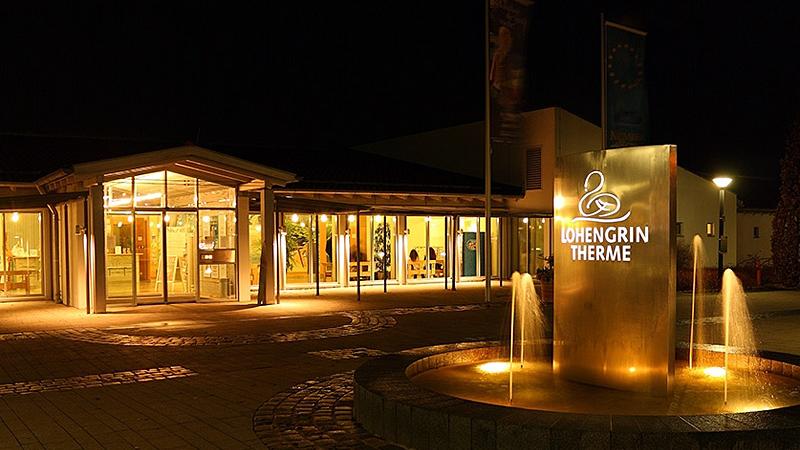 13 Becken mit einer Wasserfläche von insgesamt zirka 1000 Quadratmetern findet man in der Lohengrin Therme in Bayreuth. Auch einen üppigen Saunabereich gibt es. Die Physiotherapie-Abteilung, das In-Balance-Team sowie das Lohengrin Bistro tragen zur Abrundung des Wohlbefindens bei.&#x2022 Öffnungszeiten und weitere Details auf der Homepage.