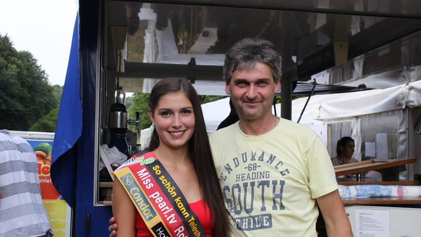 Papa Bezold ist stolz auf seine Tochter Julia, die den zweiten Platz bei der Miss Roth Wahl gemacht hatte.