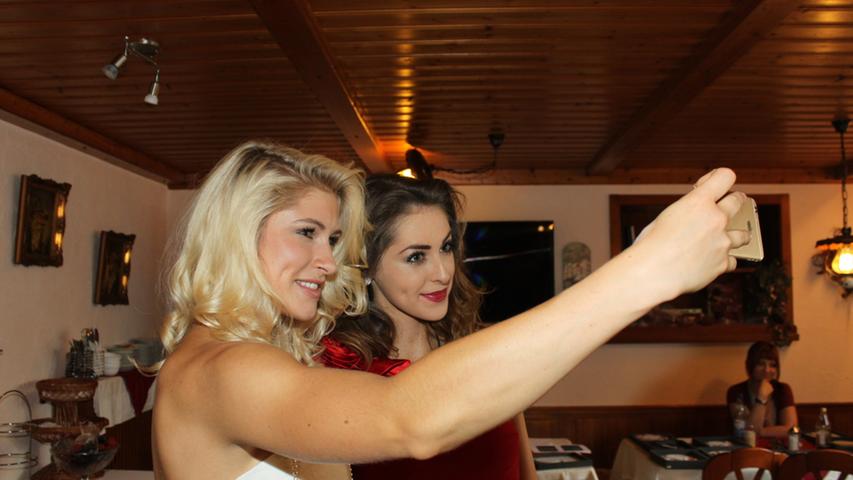 Lea Götz und Lisa Siegert (von links) machen noch schnell ein Selfie.