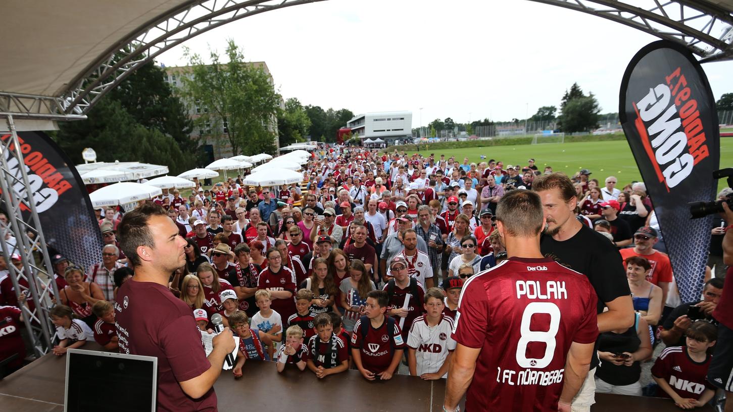 Große Bühne: Jan Polak und die anderen Club-Spieler präsentierten sich am Samstag den Clubfans.