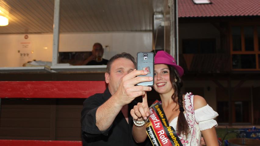 Schnell noch ein Selfie mit hübscher Frau: Reinhold Eckert und Julia Betzold.