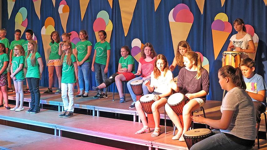 Beim "Banana-Round" erhielten die Fünft- und Sechstklässler der Mittelschul-Chorklasse...
