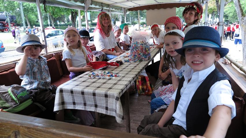 Die Mädchen und Buben des städtischen Kindergartens in Wettelsheim sind unters "Fahrende Volk" gegangen.