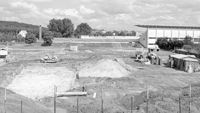 Ein Blick auf das Gelände des alten Sportparks Zabo mit der Haupttribüne aus der gleichen Richtung, aus der das Modell aufgenommen wurde. Hinter den Gärten der Häuser an der Passauer Straße haben nunmehr die Vorbereitungen für die modernen Neubauten begonnen. Hier geht es zum Artikel vom 22. Juli 1965: "22. Juli 1965: Heimstätten abseits des Fußballs"
