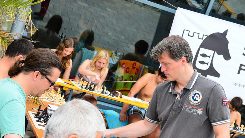 Extra aus Nürnberg angereist ist Norbert Galter (li.), der nur in seiner Freizeit etwas Schach spielt.