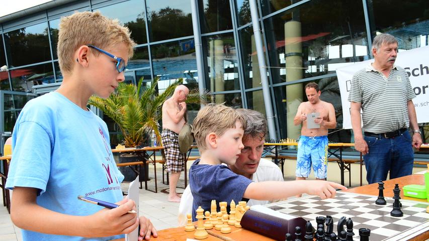 Großmeister zieht bei Simultan-Turnier im Königsbad