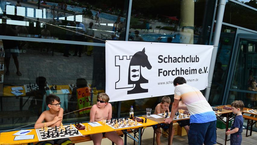 Die Jugendgruppe des SC Forchheim nahm das Schwimm-Schach-Angebot gerne an und blieb den ganzen Tag im Königsbad.