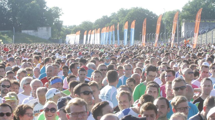 Insgesamt 17.500 Läuferinnen und Läufer gingen beim B2Run in Nürnberg an den Start.