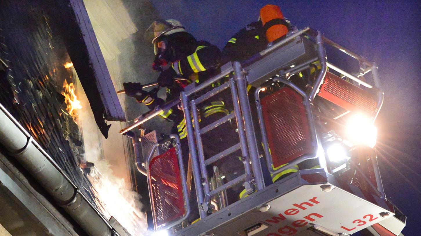 Die Feuerwehr war im Großeinsatz um den Brand zu löschen. Die Feuerwehr war im Großeinsatz um den Brand zu löschen.