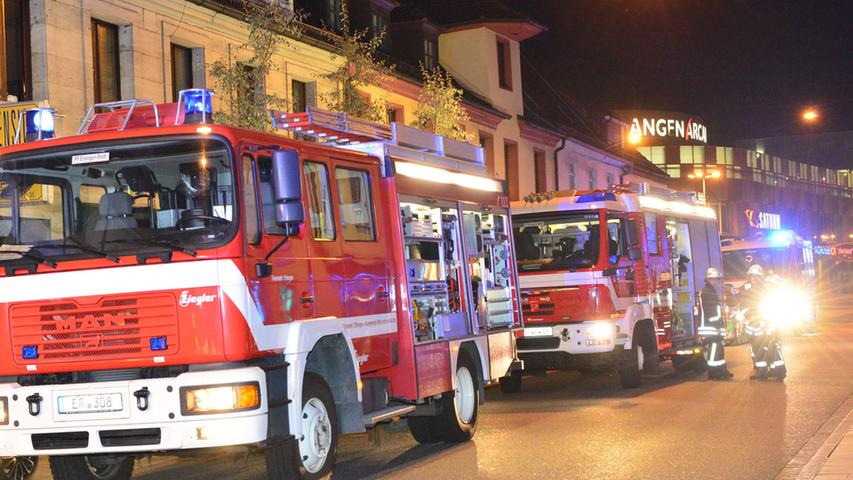 Feuerwehr-Großeinsatz: Hotel in Erlanger Innenstadt in Flammen