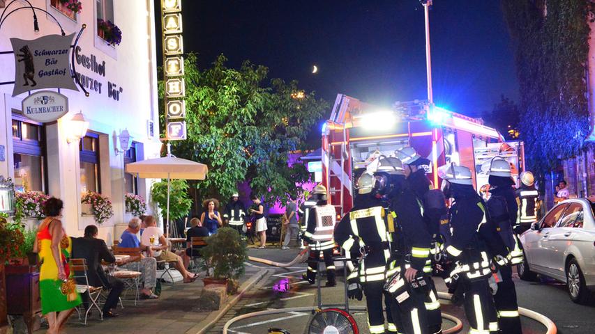 Feuerwehr-Großeinsatz: Hotel in Erlanger Innenstadt in Flammen