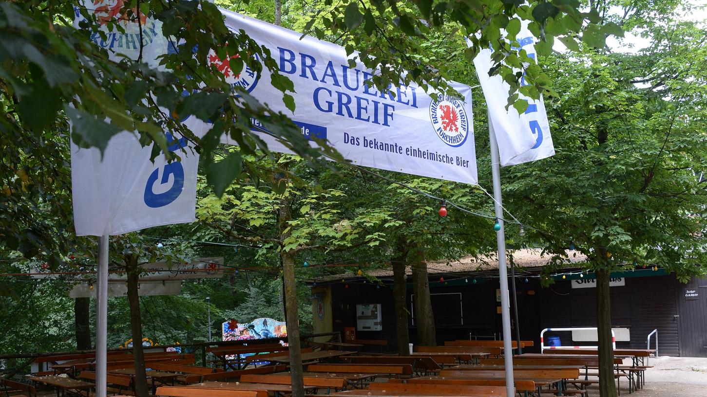 Die bunte Lichterkette illuminiert den Greif-Keller ab dem 24. Juli in prächtigen Farben. Die bunte Lichterkette illuminiert den Greif-Keller ab dem 24. Juli in prächtigen Farben.