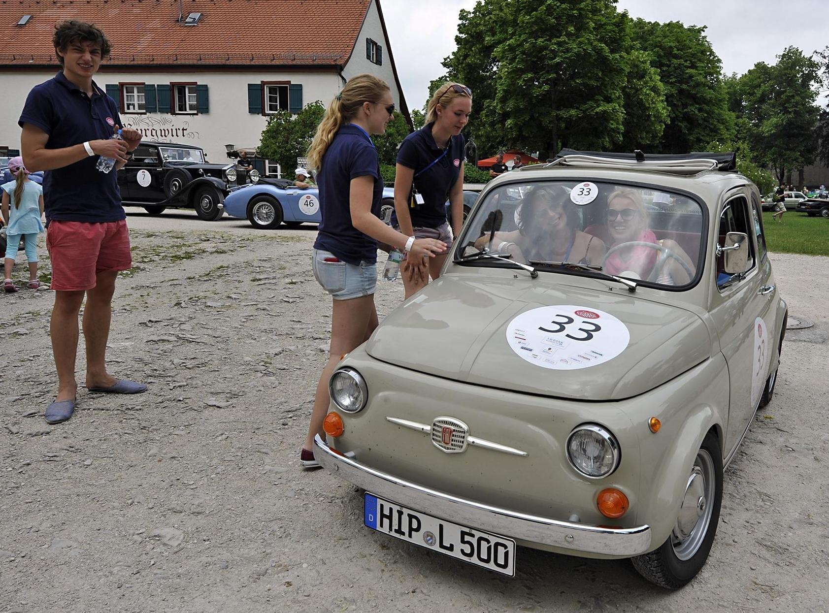 So klein und trotzdem ein Auto: Man kann einfach nicht anders, als den Fiat 500 süß zu finden. In den 1950er-Jahren bewährte sich der schnuckelige Fiat als Personenwagen für Autokäufer mit kleinem Geldbeutel. Nicht wirklich geeignet ist das Modell dagegen für die rasante Verfolgung eines gestohlenen Lkw auf der Autobahn, zumindest wenn man dem Kult-Roadmovie "Theo gegen den Rest der Welt" mit Marius Müller-Westernhagen glauben mag: Darin geht der Motor eines roten Fiat 500 nach nur kurzer Verfolgungsjagd in Rauch auf.