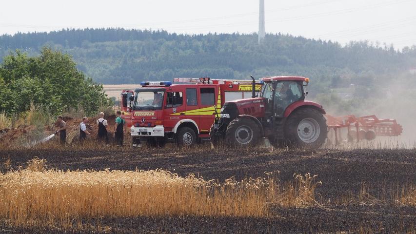 Felder bei Weißenburg in Flammen: Feuer frisst zwei Hektar Land