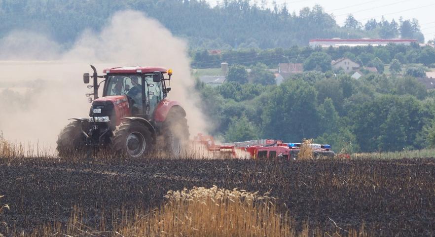 Felder bei Weißenburg in Flammen: Feuer frisst zwei Hektar Land