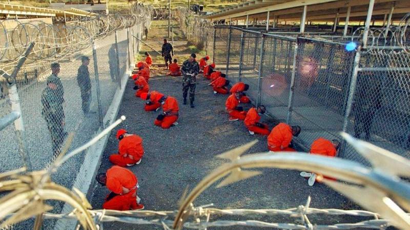 Obama tritt mit der Zusage an, das Gefangenenlager Guantanamo auf Kuba, in dem Terrorverdächtige aus der ganzen Welt jahrelang ohne Gerichtsverfahren festgehalten werden, zu schließen. Bis heute ist ihm das nicht gelungen - nicht zuletzt, weil die Republikaner sich weigern, das Lager aufzulösen und die Häftlinge in die USA zu verlegen.