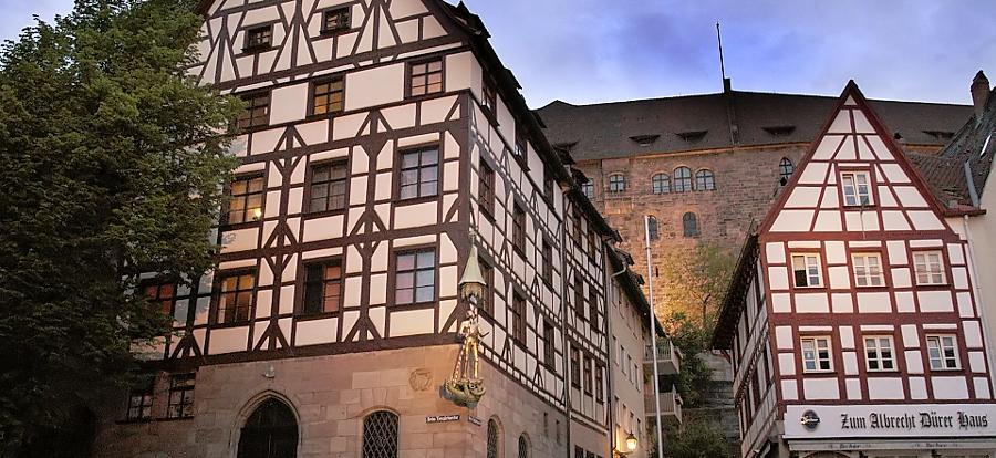 Fachwerk und Sandstein herrschten im Mittelalter als Baustoffe in Nürnberg vor. Ein Beispiel für diese Bauweise ist das Pilatushaus. Am Tag des offenen Denkmals bietet die Untere Denkmalschutzbehörde der Stadt Nürnberg von 11 und 16 Uhr Führungen an.