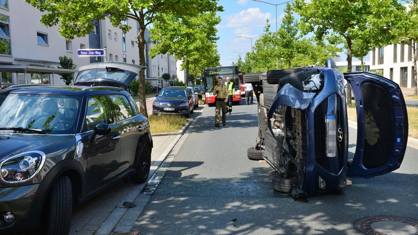 Ein spektakulärer Verkehrsunfall hat sich in der Mittagszeit auf der Allee am  Röthelheimpark ereignet. Der Fahrer wurde aber nur leicht verletzt.