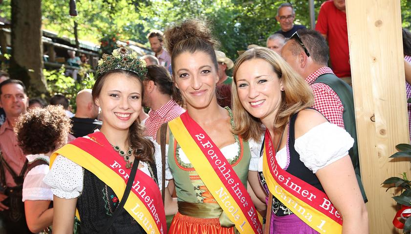 Vereinte Kompetenz: Die Bierköniginnen Laura, Nicole und Carina (v.l.) strahlen um die Wette.