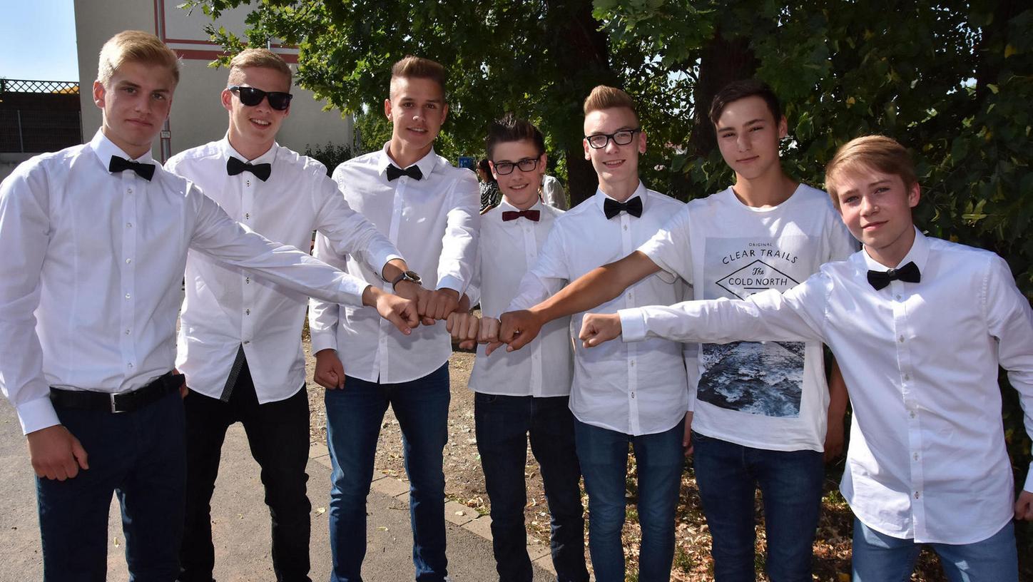 Stilecht mit weißem Hemd und Fliege feierten diese jungen Männer das Ende ihrer Schullaufbahn.