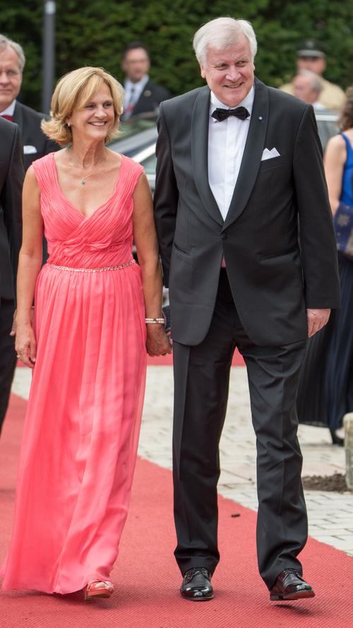 Mehr als ein Pflichtprogramm: Bayerns Ministerpräsident Horst Seehofer und seine Ehefrau Karin lächeln auf dem roten Teppich entspannt.
