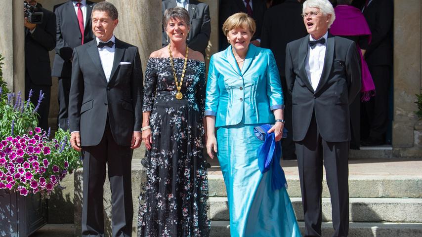 Um den Kommunen-Finanzausgleich geht es hier wohl weniger: 
 Bundeskanzlerin Angela Merkel und ihr Ehemann Joachim Sauer (links) posieren mit Bayreuths Oberbürgermeisterin Brigitte Merk-Erbe und ihrem Ehemann Thomas Erbe (rechts).