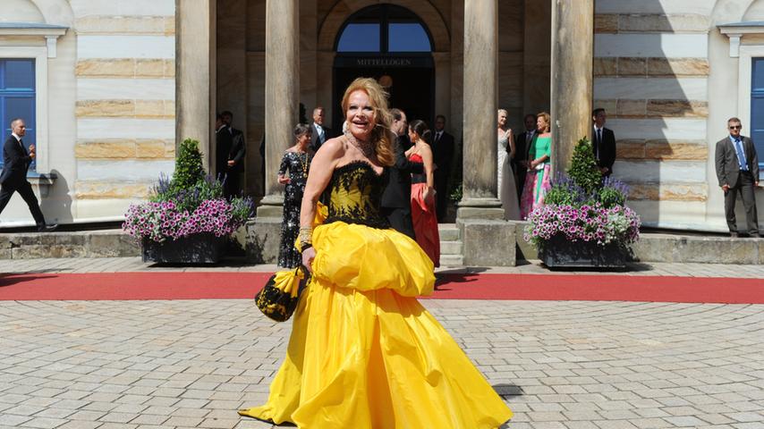 In einer schwarz-gelben Robe trifft Society-Lady Ulrike Hübner in Bayreuth ein.