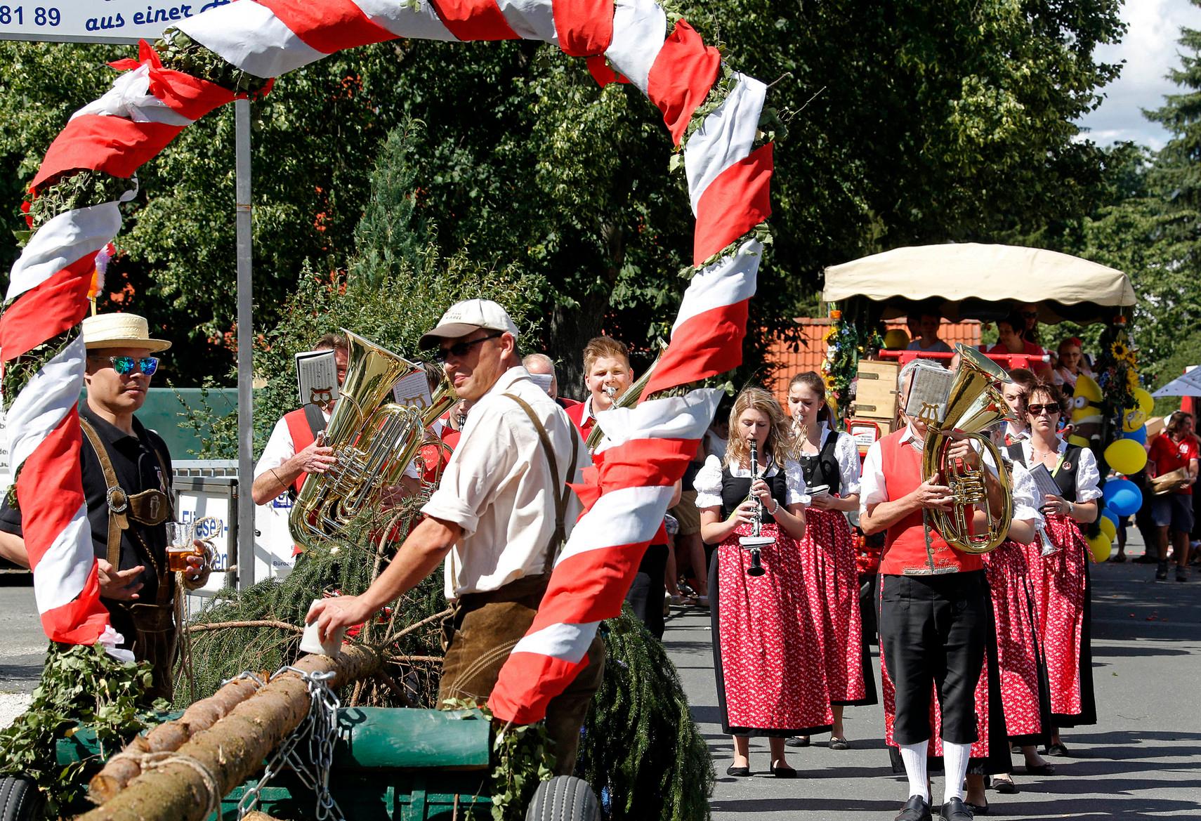 Kirchweih in Ziegelstein: Rockabilly, Kärwabuam und heißes Wetter ...