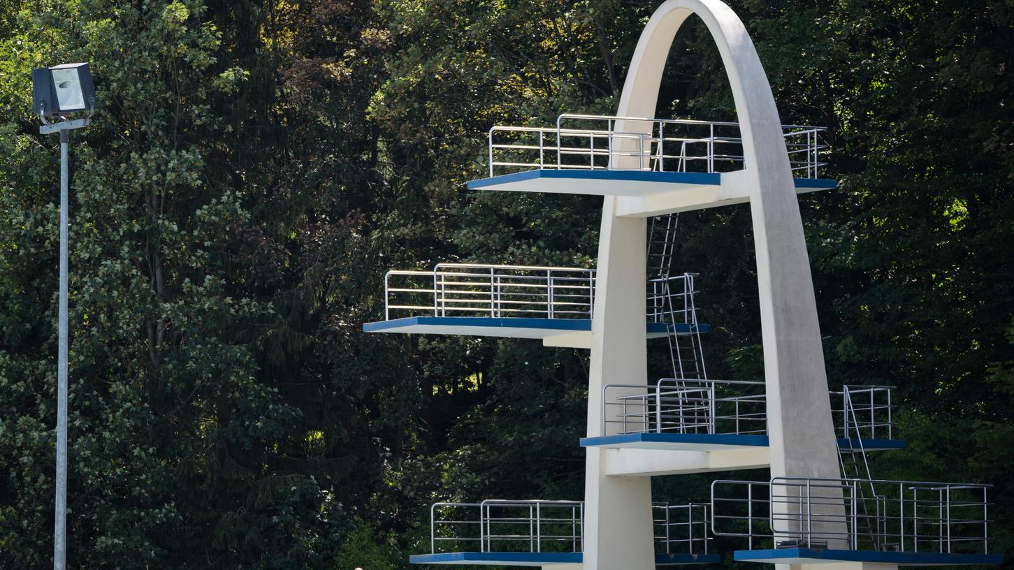 Die beiden jungen Männer starben in der Nacht zum 26. Juli bei dem Sprung von diesem Sprungturm in das leere Becken.