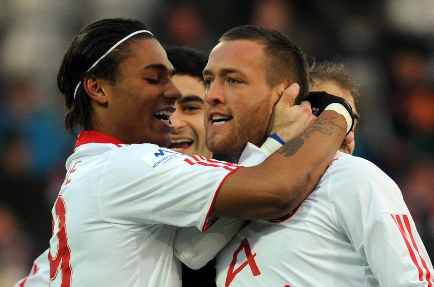 ...ihres Sturm-Duos zu verdanken. Der just eingewechselte Rubin Okotie legt die Kugel gekonnt mit der Brust zu Julian Schieber ab, der sie krachend unter die Latte jagt. Im Anschluss feiern die Club-Jungs die Aktion, die den 1:1-Endstand fixiert.