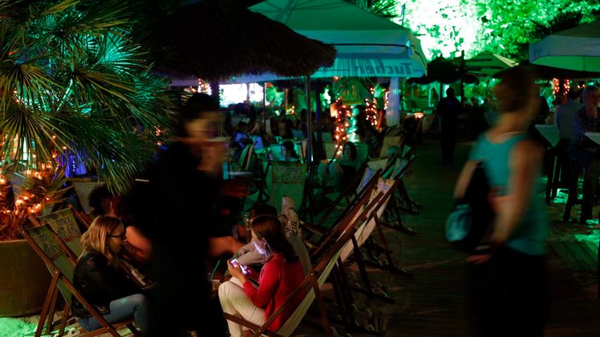 Romantisch, karibisch, bunt: Der Stadtstrand bei Nacht