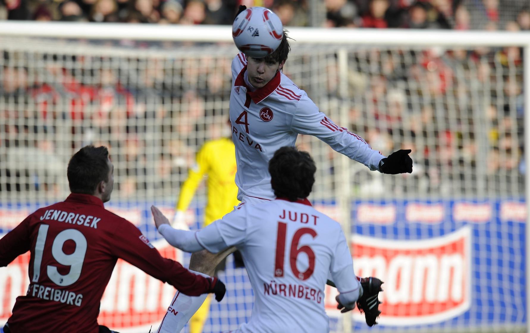 Dass Nürnbergs beste Fußballer - hier repräsentiert durch Philipp Wollscheid - im Januar 2011 einen Zähler aus dem Dreisamstadion nach Hause nehmen, haben sie einer Energieleistung...