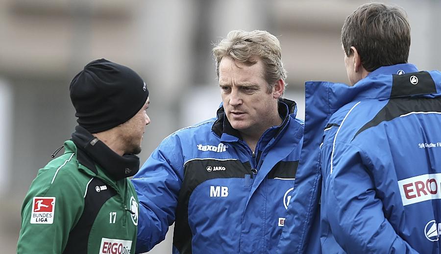 Offenes Visier: Kleeblatt-Coach Mike Büskens stimmt sein Team auf die Auseinandersetzung mit der Fortuna ein.