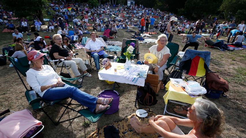 Entspanntes Picknick im Park beim ersten Klassik Open Air 2015