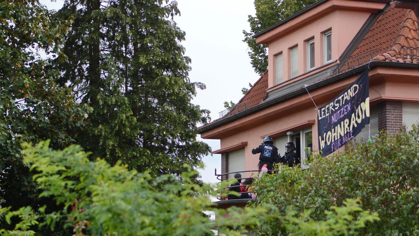 In der Bucher Hauptstraße besetzten am Sonntagvormittag linke Aktivisten ein leerstehendes Haus. Auf Bannern forderten die Demonstranten "Leerstand nutzen. Wohnraum für Alle". Die Polizei stürmte das Haus am Sonntagabend und brachte die vier Hausbesetzer ins Freie.