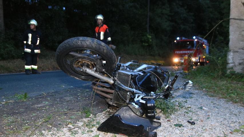 Motorradfahrer kommt von Straße ab: Schwere Verletzungen