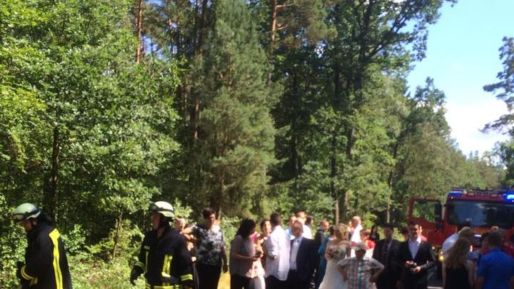 Feuerwehr Adelsdorf machte Fahrbahn frei für Brautpaar