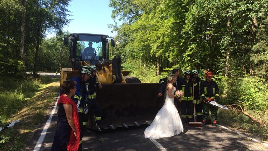 Feuerwehr Adelsdorf machte Fahrbahn frei für Brautpaar